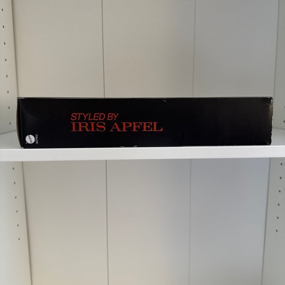 Barbie Signature Styled by Iris Apfel Doll - Blue and Gold - Picture 5 of 10